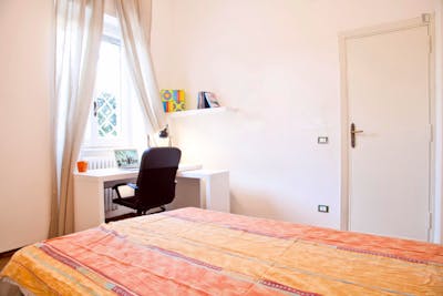 Bright double bedroom near Tevere river bank