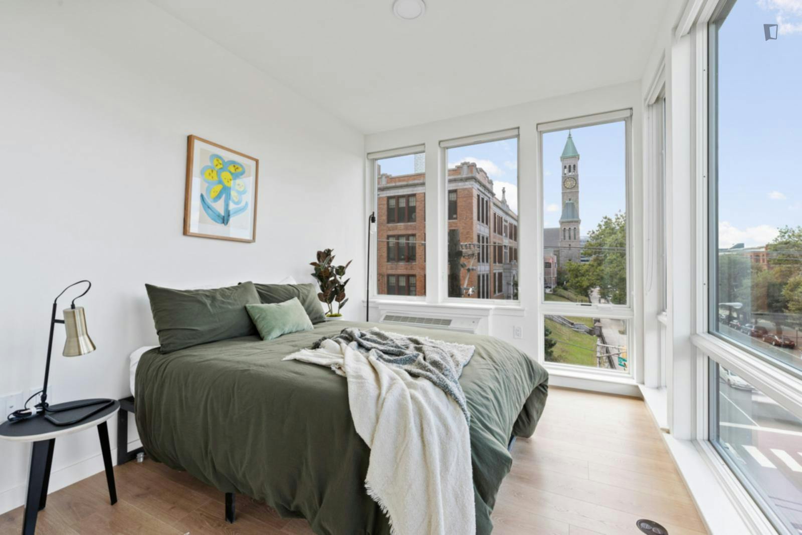 Beautiful double bedroom in Journal Square