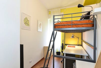 Colourful single bedroom not far from Università Link Campus