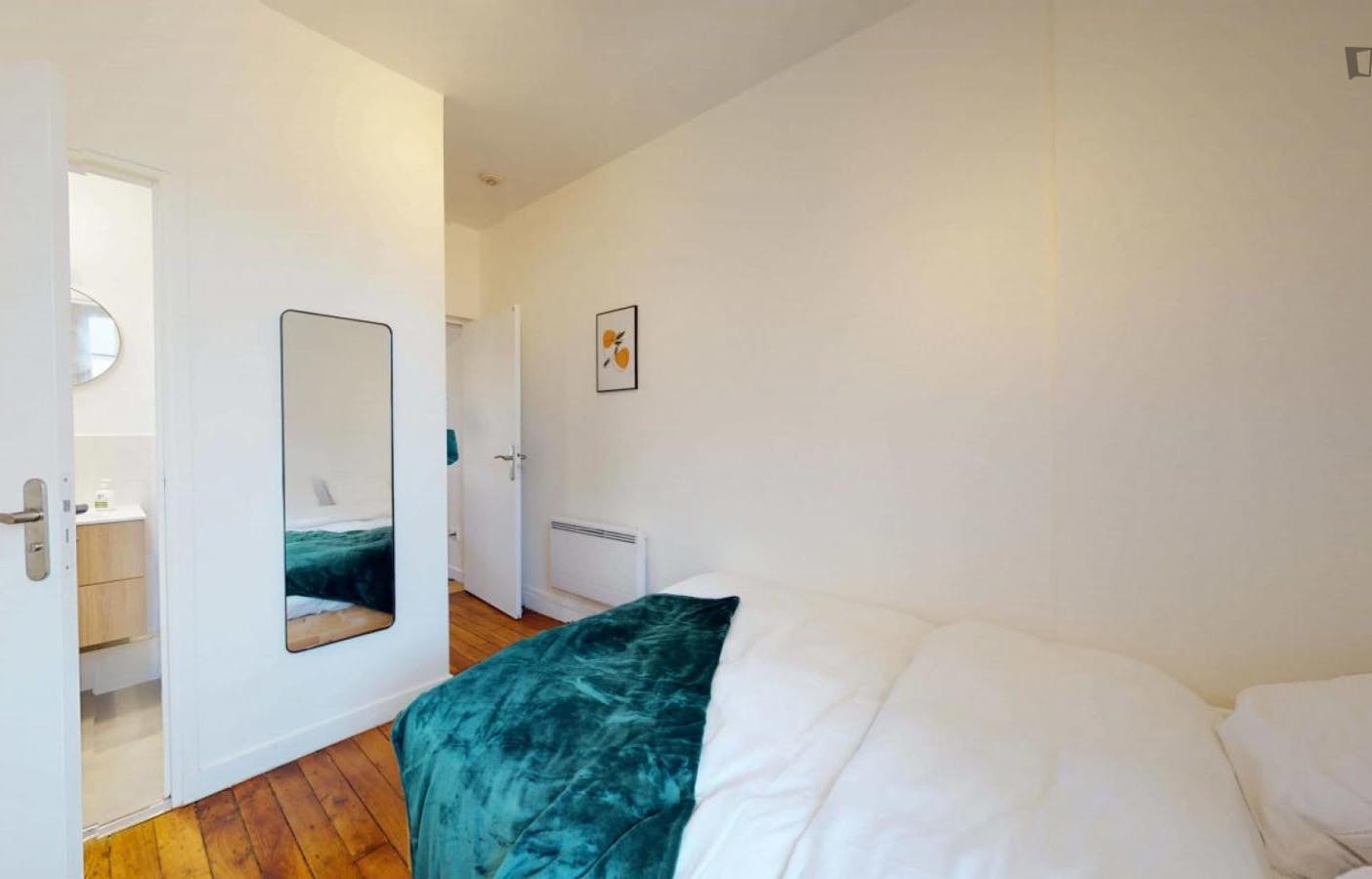 Bright double ensuite bedroom in Colombes