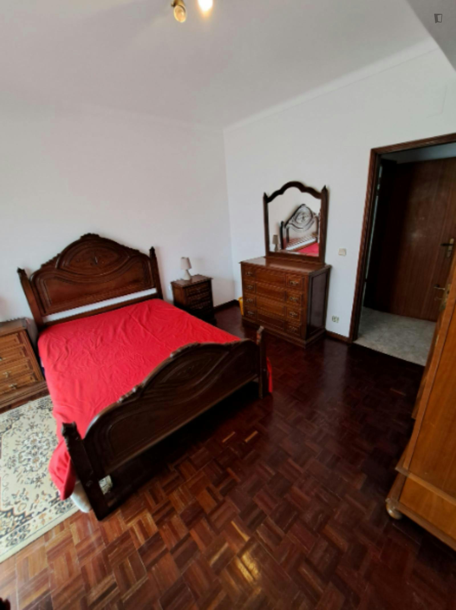 Spacious Double Bedroom with Balcony close to Faculdade de Farmácia da Universidade de Coimbra 