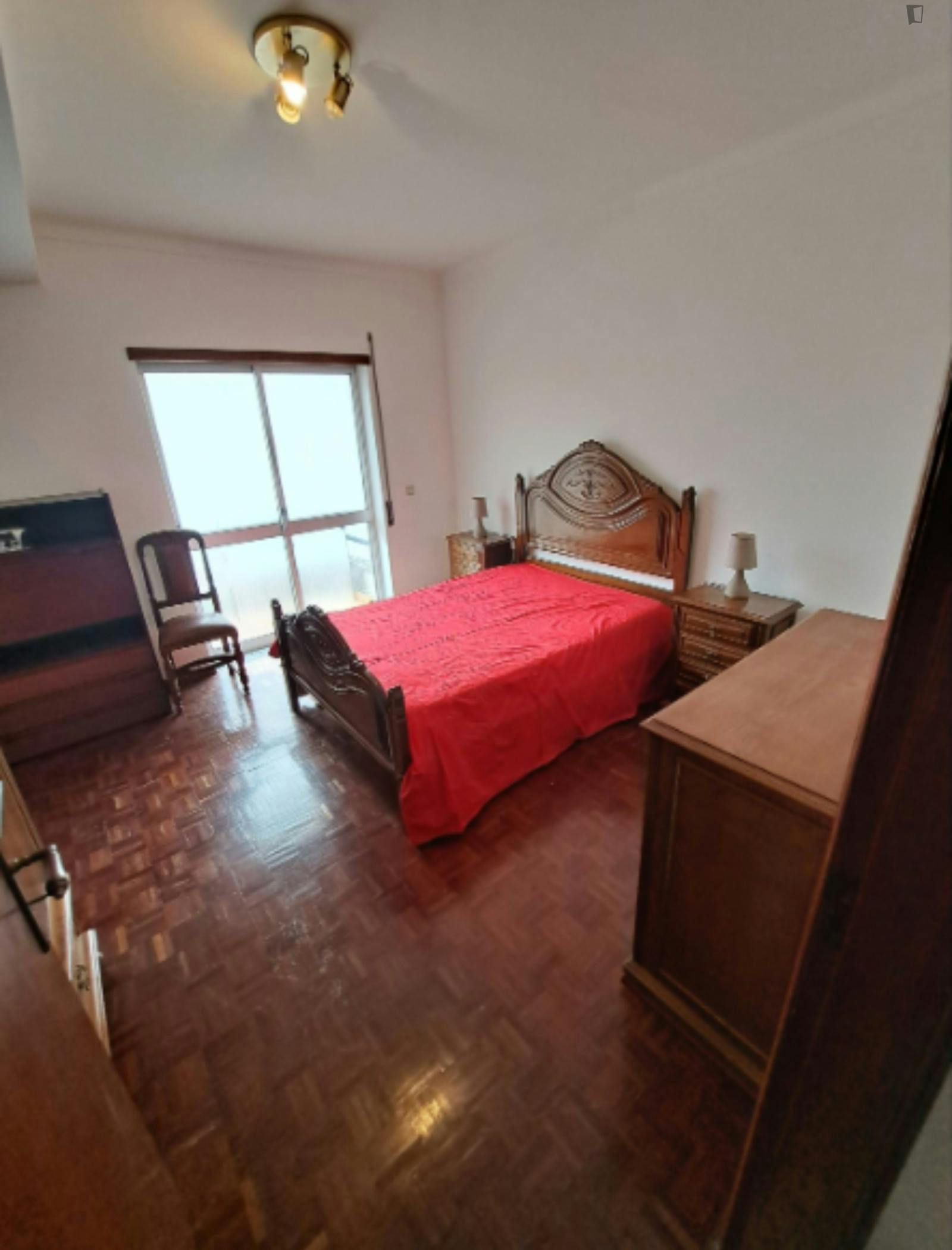 Spacious Double Bedroom with Balcony close to Faculdade de Farmácia da Universidade de Coimbra 