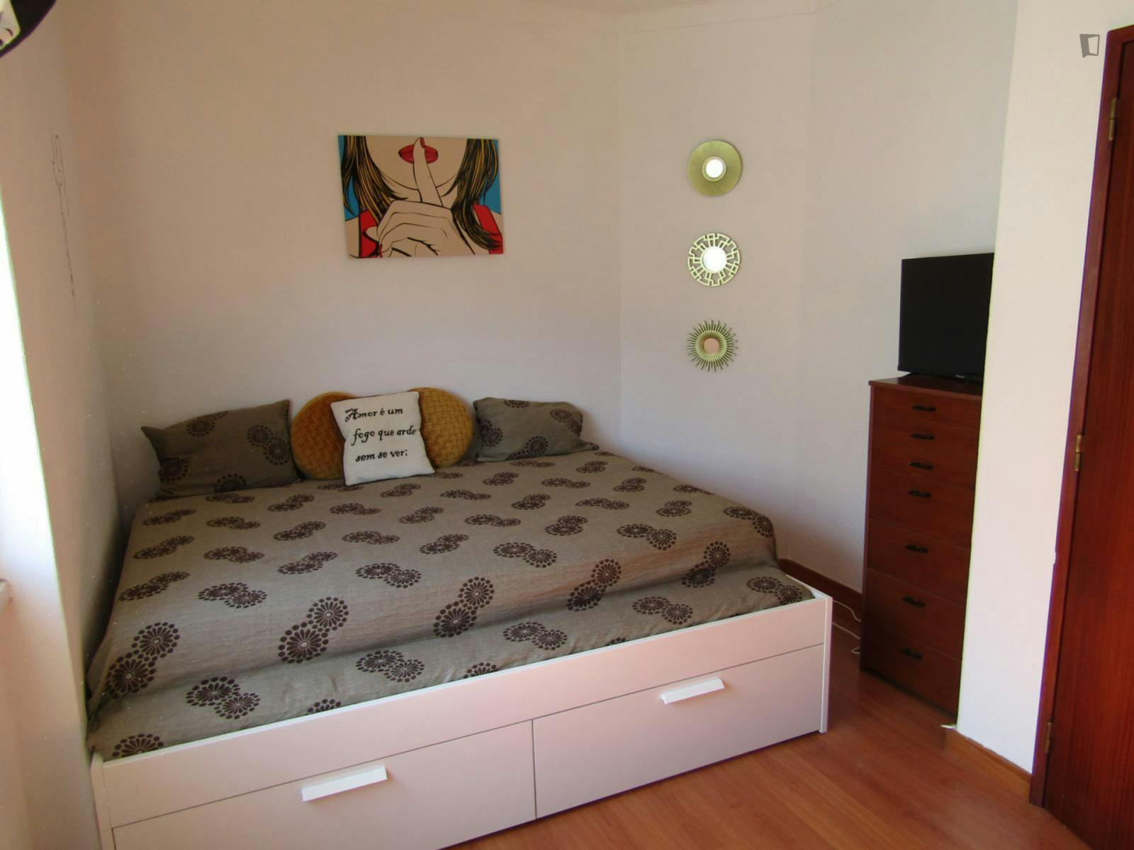 Cozy 1 Bedroom Apartment close to Praia de Santa Cruz