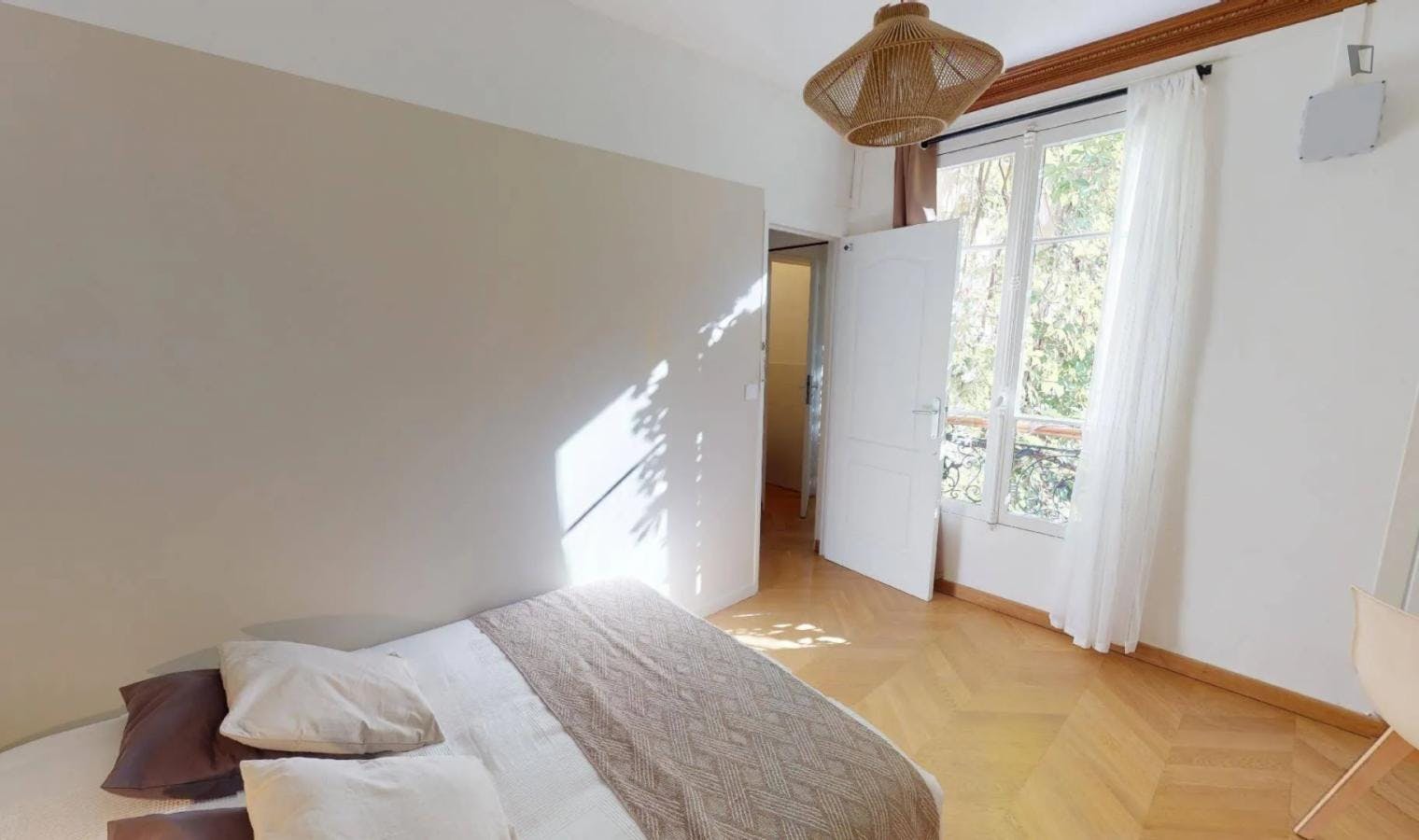 Sunny double bedroom in Villiers-la-Garenne
