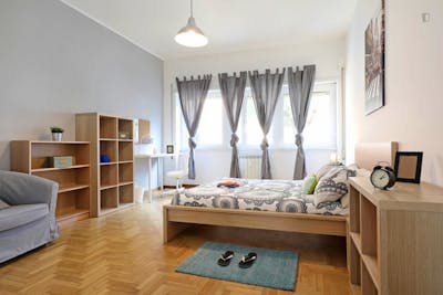 Cool double bedroom in a 6-bedroom apartment near Parco delle Valli  - Gallery -  2