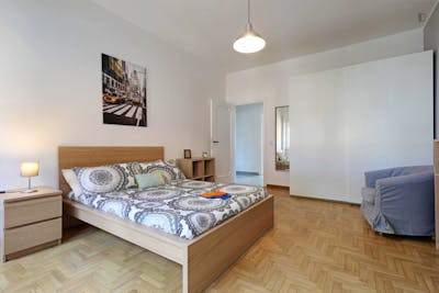 Cool double bedroom in a 6-bedroom apartment near Parco delle Valli  - Gallery -  1