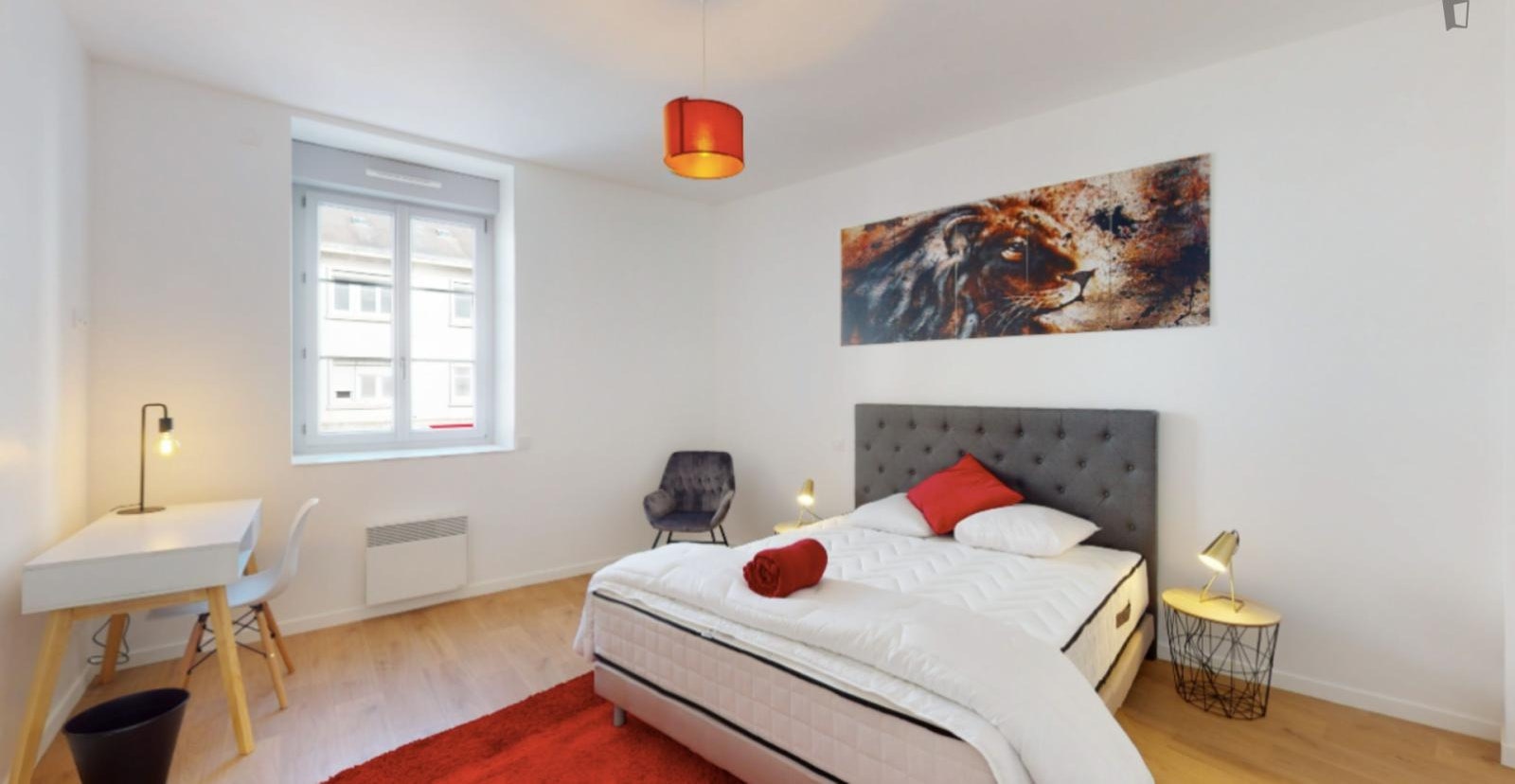 Neat double ensuite bedroom close to the Square Vertais