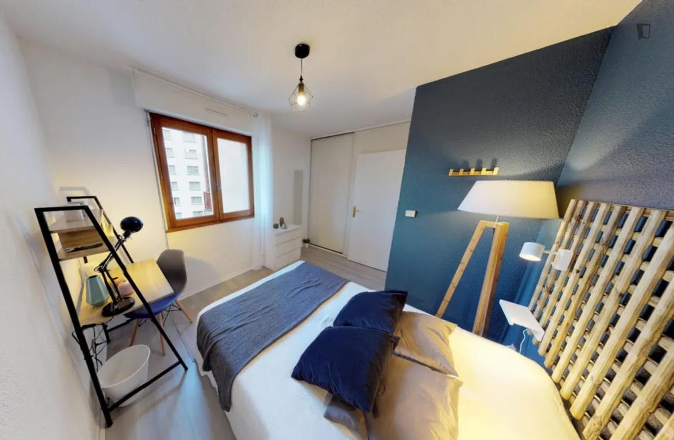 Inviting double bedroom near Toulouse Matabiau train station