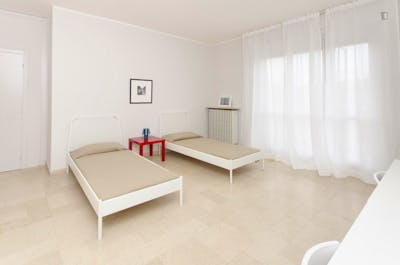 Roomy twin bedroom in the vicinity of ISAD - Institute of Design and Architecture  - Gallery -  1