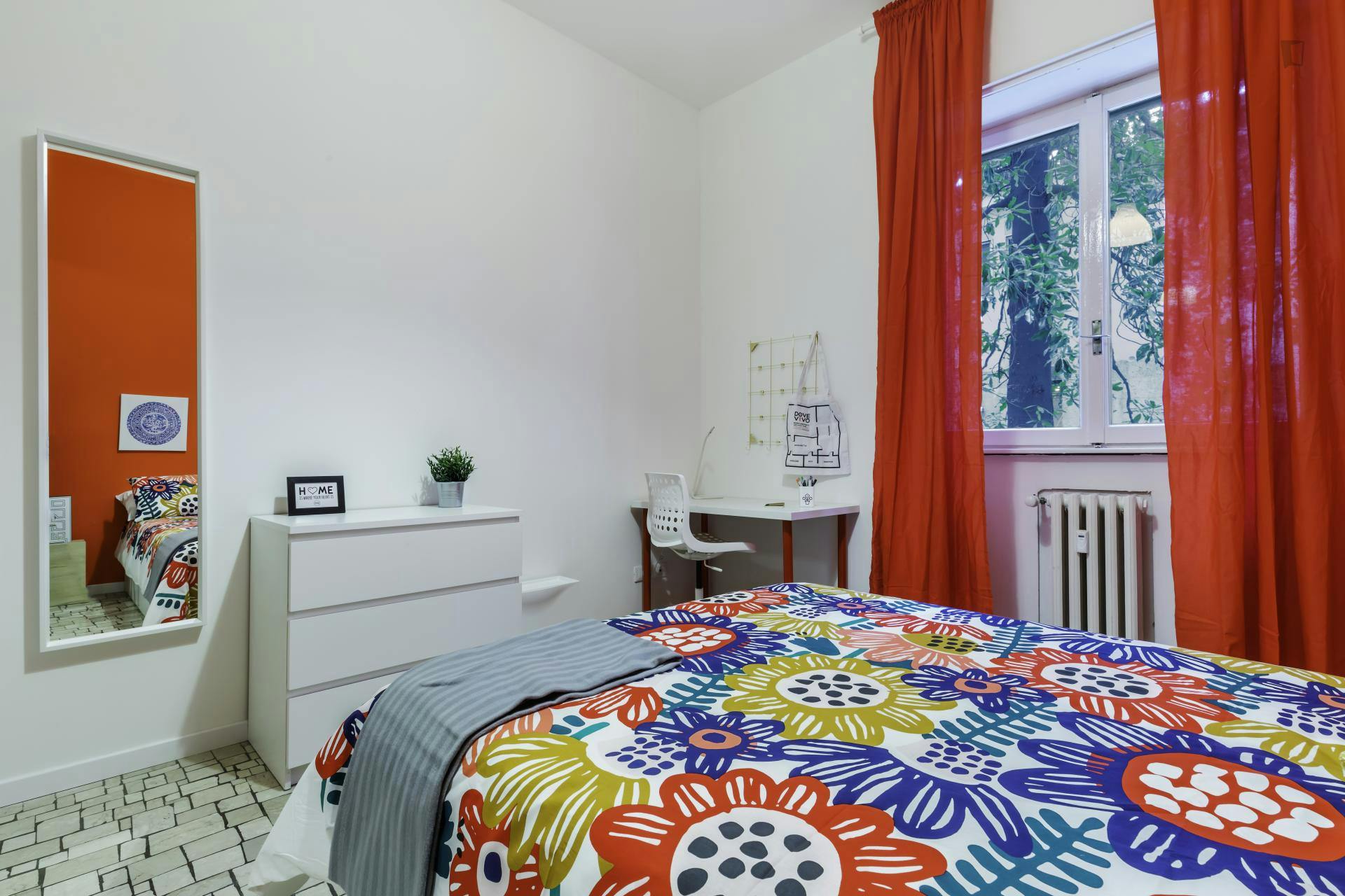 Alluring double bedroom near Cenisio metro station