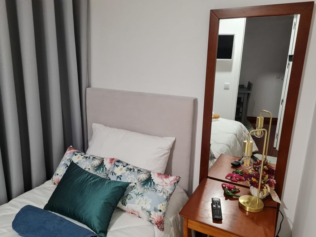 Coliving with Coworking Space open 24-7 – SINGULAR Tiny (5 m2) Private Bedroom (shared bathroom)