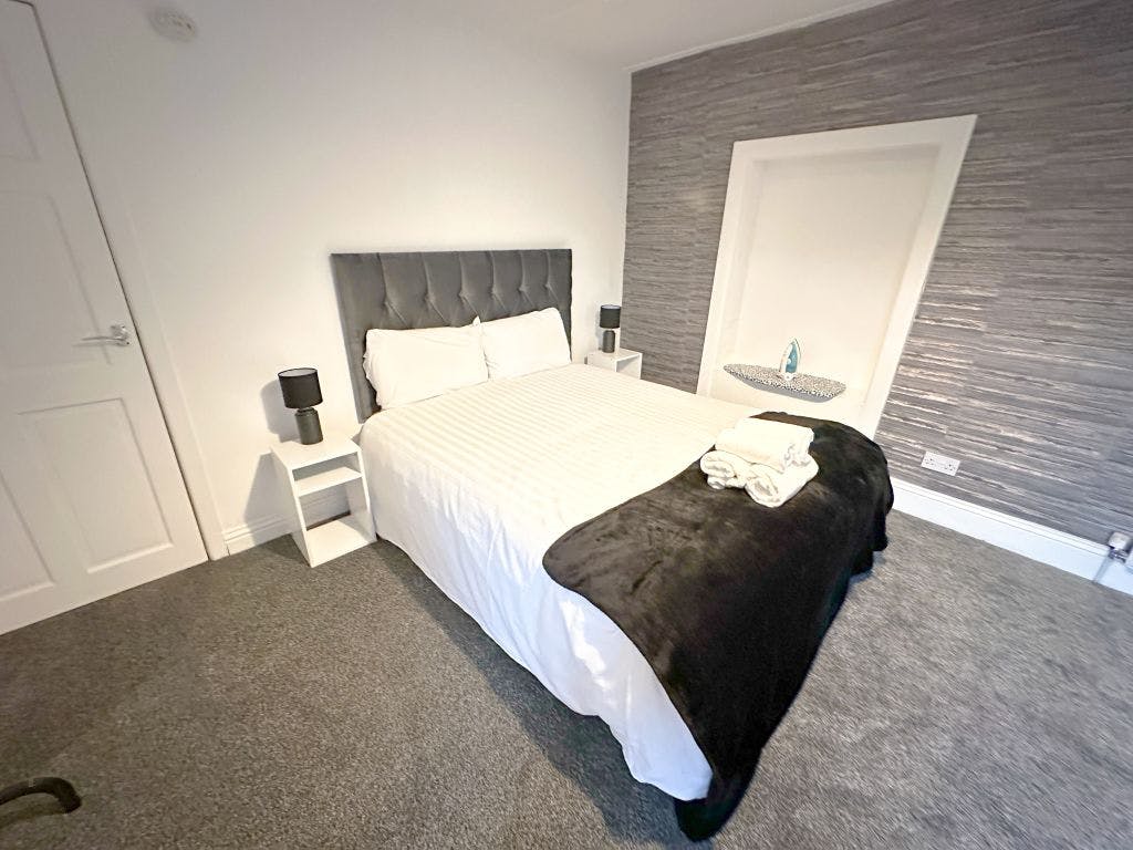 Luxury 2 Bed Apartment - FREE Parking