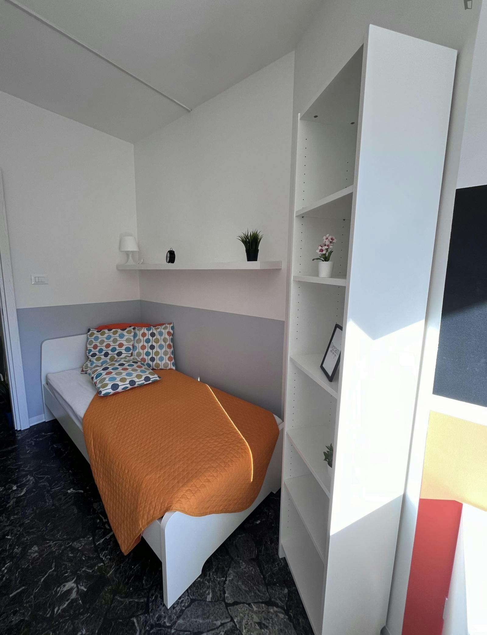 Airy single bedroom with a balcony, near the Santa Chiara train station