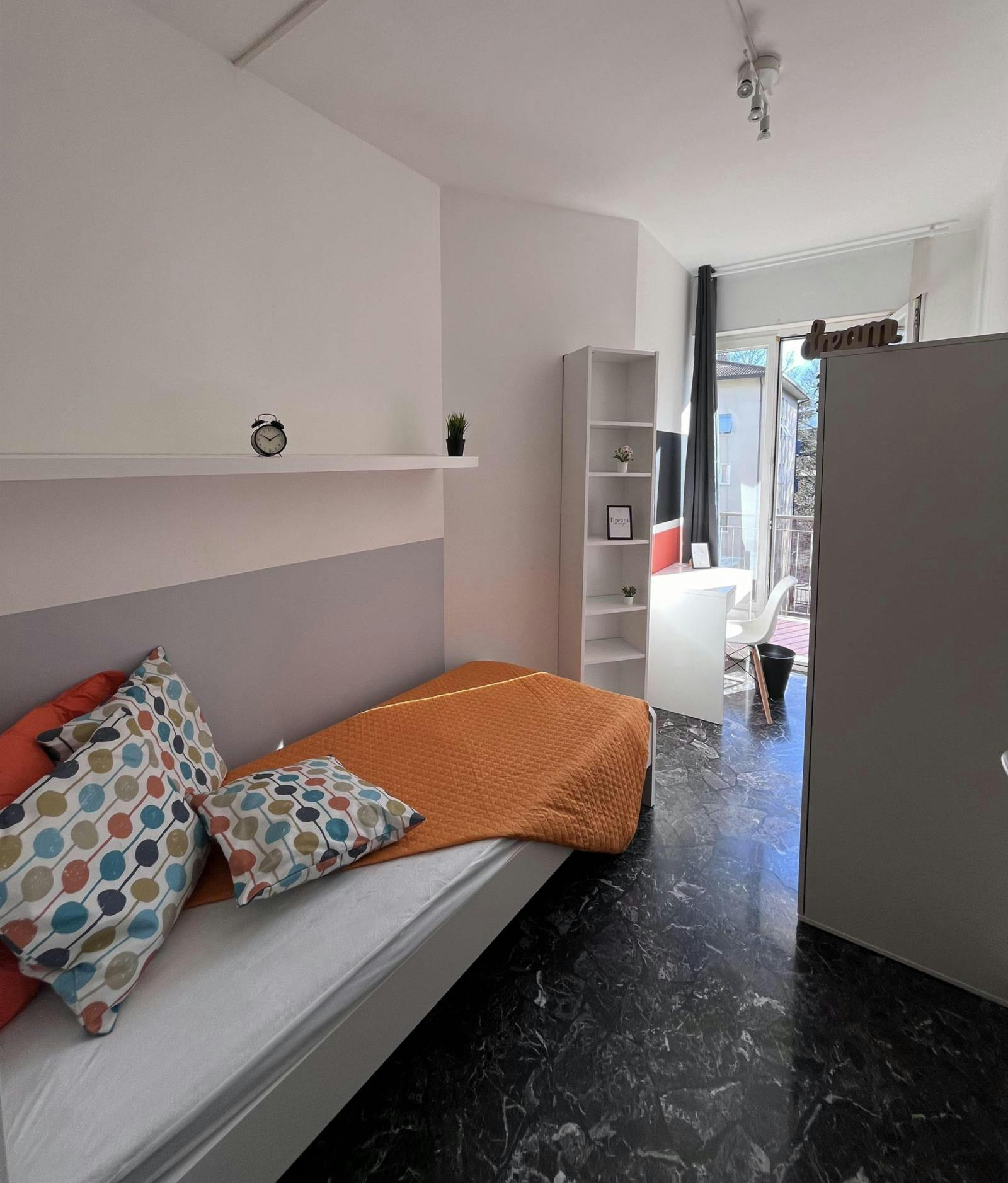 Airy single bedroom with a balcony, near the Santa Chiara train station