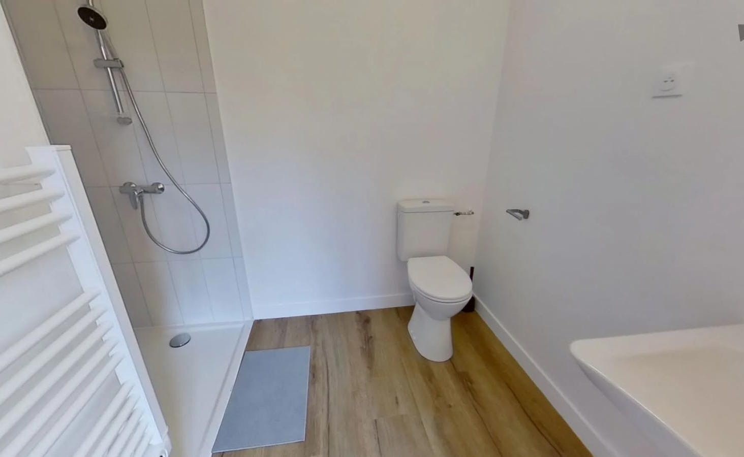Delightful double ensuite bedroom in proximity to Bois Colombes train station
