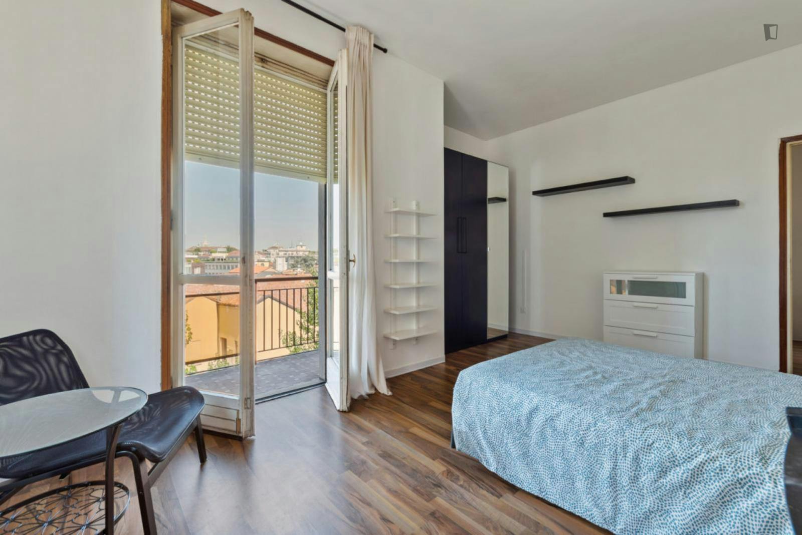 Modern Double bedroom next to Porta Romana metro station