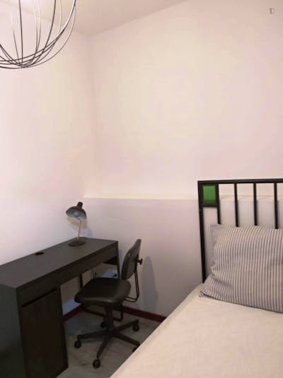Cosy single room in a students apartment in Paranhos.  - Gallery -  1