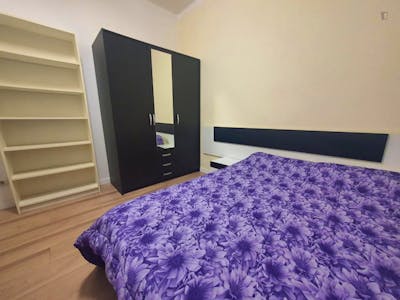Practical single bedroom in a 5-bedroom flat near Universitat de Barcelona  - Gallery -  1