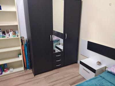 Practical single bedroom in a 5-bedroom flat near Universitat de Barcelona  - Gallery -  3