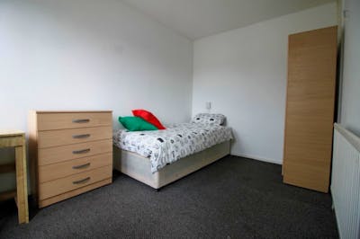 Great single bedroom in 4-bedroom flat near DLR Station  - Gallery -  2