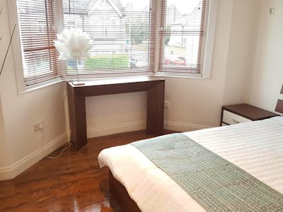 Delightful double bedroom near the Wimbledon Park tube station  - Gallery -  3