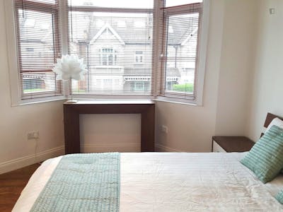 Delightful double bedroom near the Wimbledon Park tube station  - Gallery -  2