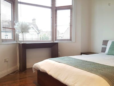 Delightful double bedroom near the Wimbledon Park tube station  - Gallery -  1