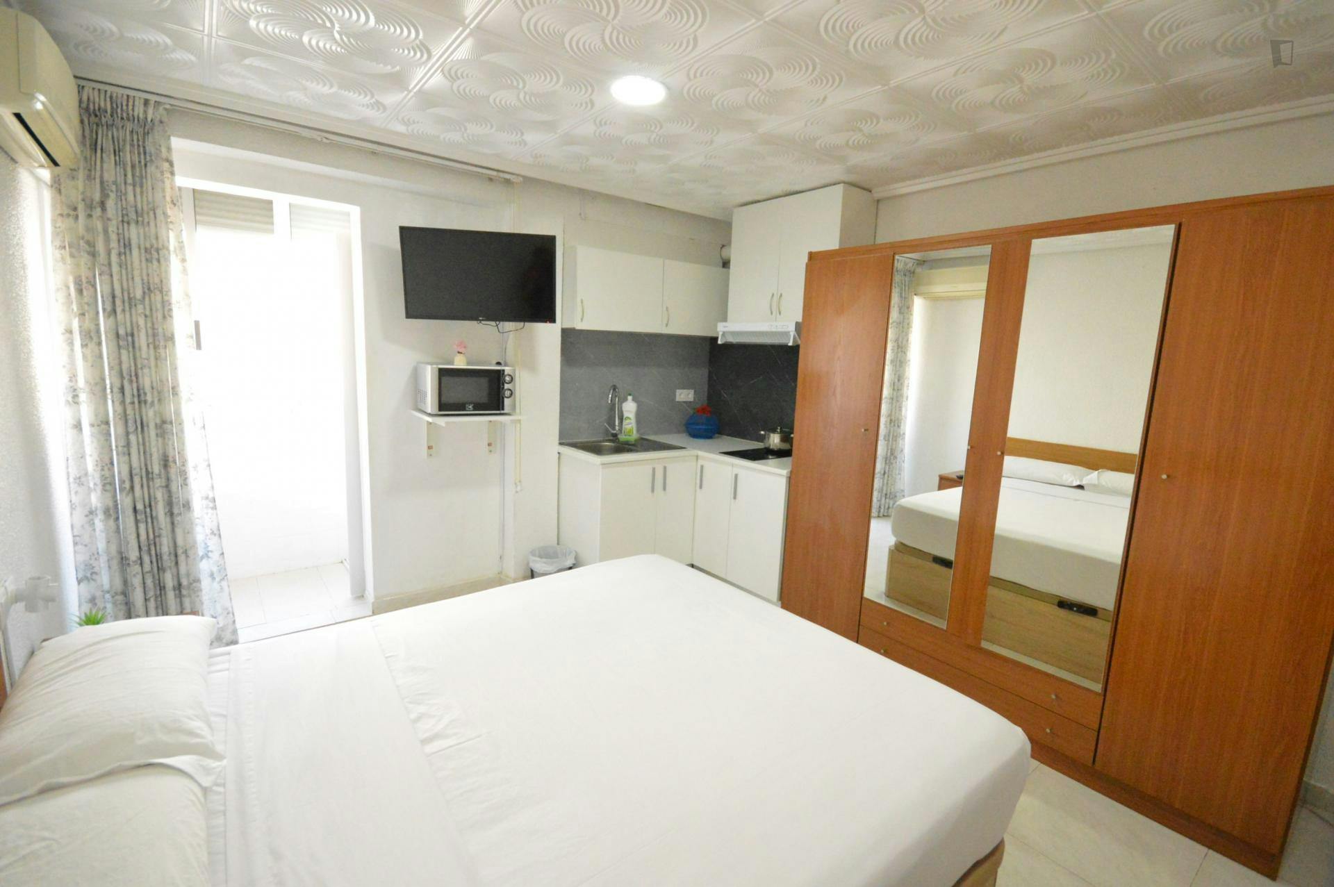 Nice single ensuite bedroom in a 4-bedroom apartment near Amistat-Casa de Salud metro station