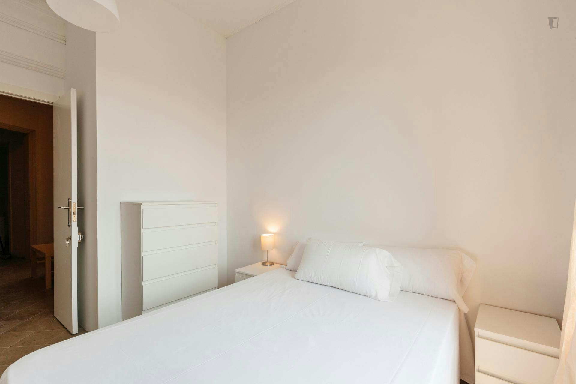 Cool double bedroom in 14-bedroom apartment