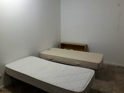 Bed in a twin bedroom in a 2-bedroom flat