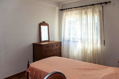 Very modest single bedroom in a 3-bedroom flat, in São Martinho do Bispo  - Gallery -  2