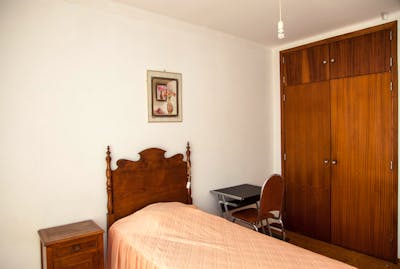 Very modest single bedroom in a 3-bedroom flat, in São Martinho do Bispo  - Gallery -  3