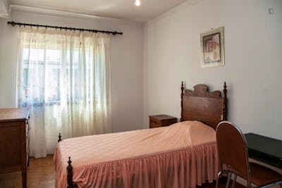 Very modest single bedroom in a 3-bedroom flat, in São Martinho do Bispo  - Gallery -  1