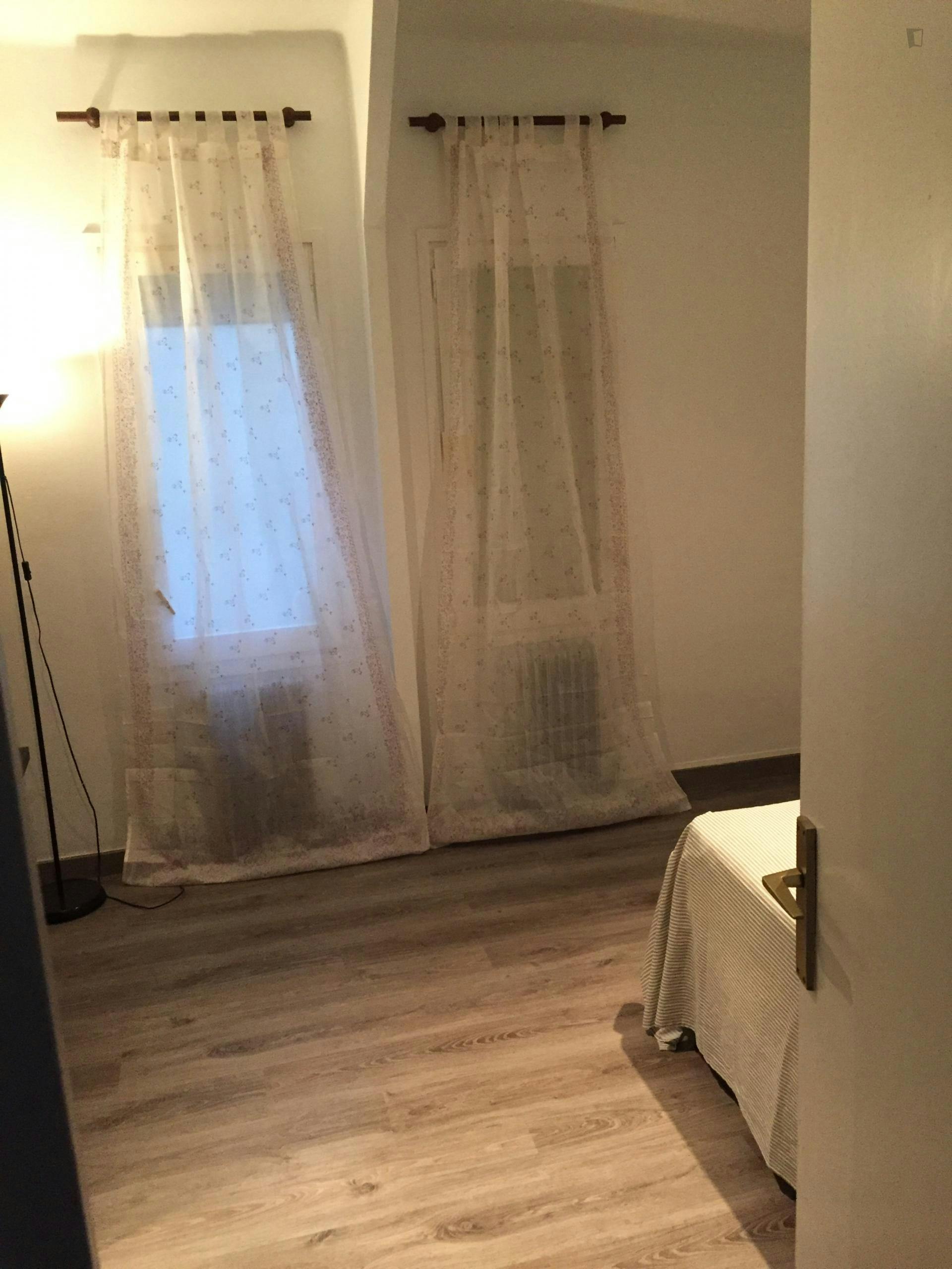 Single bedroom in a 3-bedroom apartment near Parc de la Ciutadella
