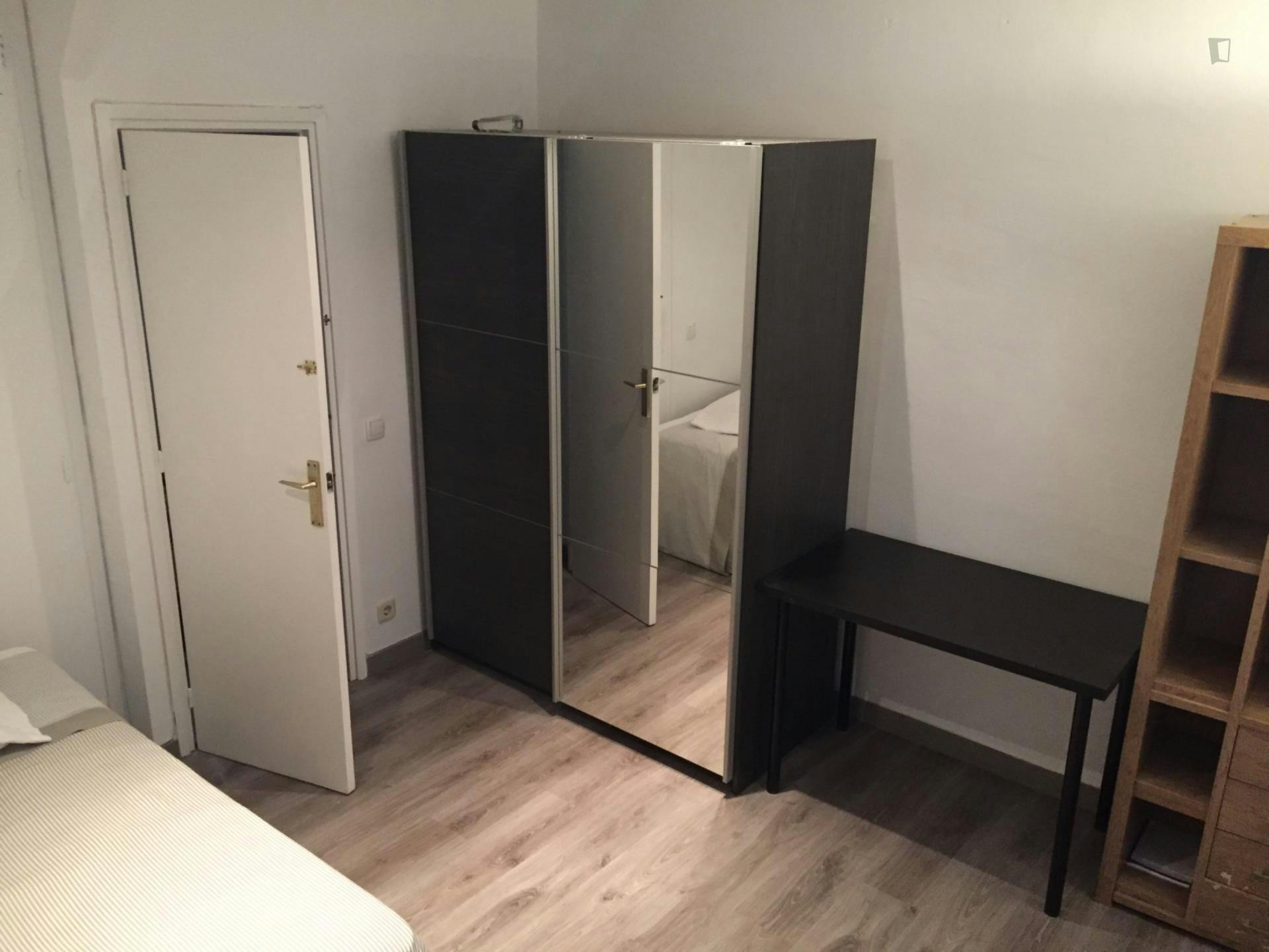 Single bedroom in a 3-bedroom apartment near Parc de la Ciutadella