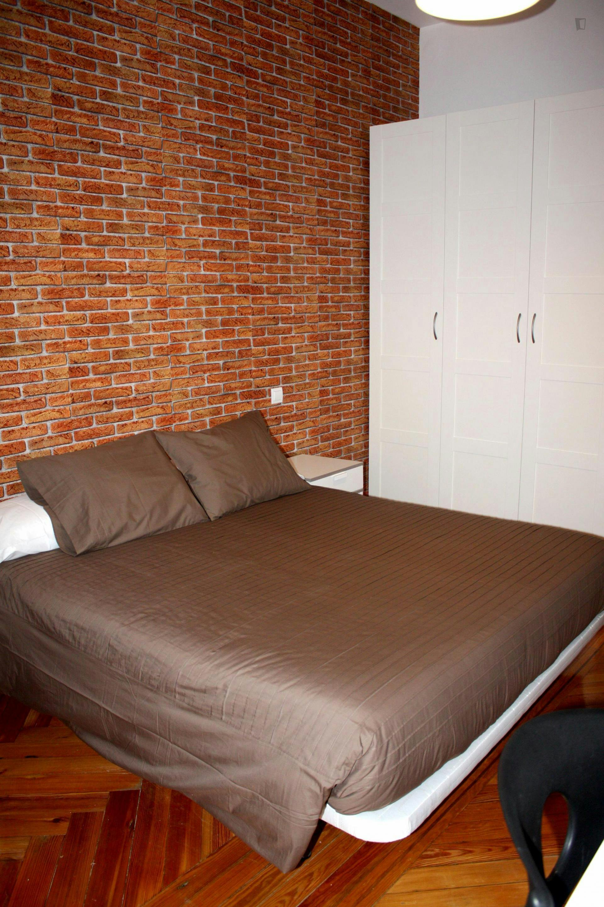 Double bedroom in busting Gran Vía