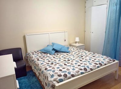 Double bedroom in a 3-bedroom apartment near Vila Nova de Gaia train station