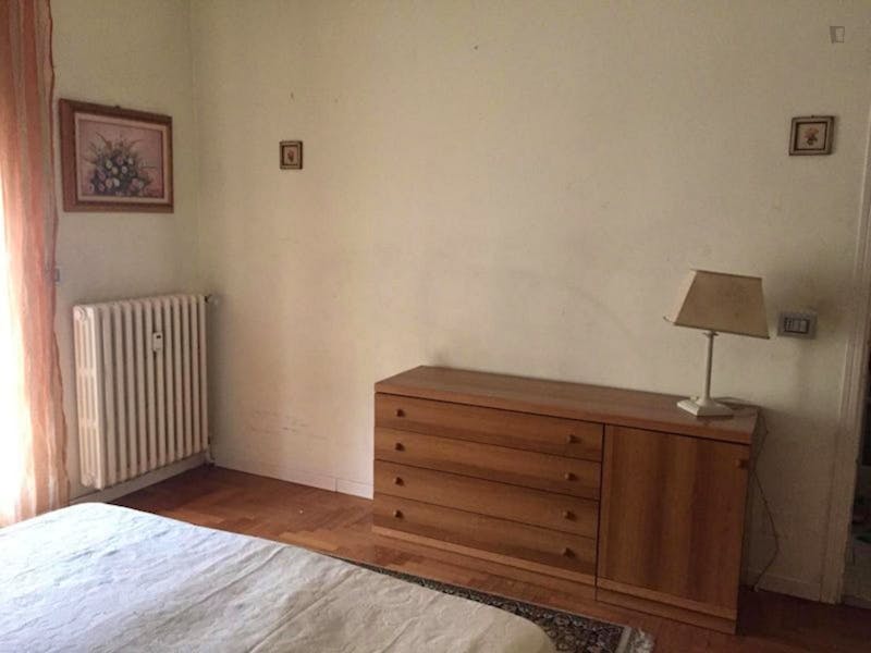 Bright double bedroom with balcony in a 3-bedroom apartment close to Bocconi University