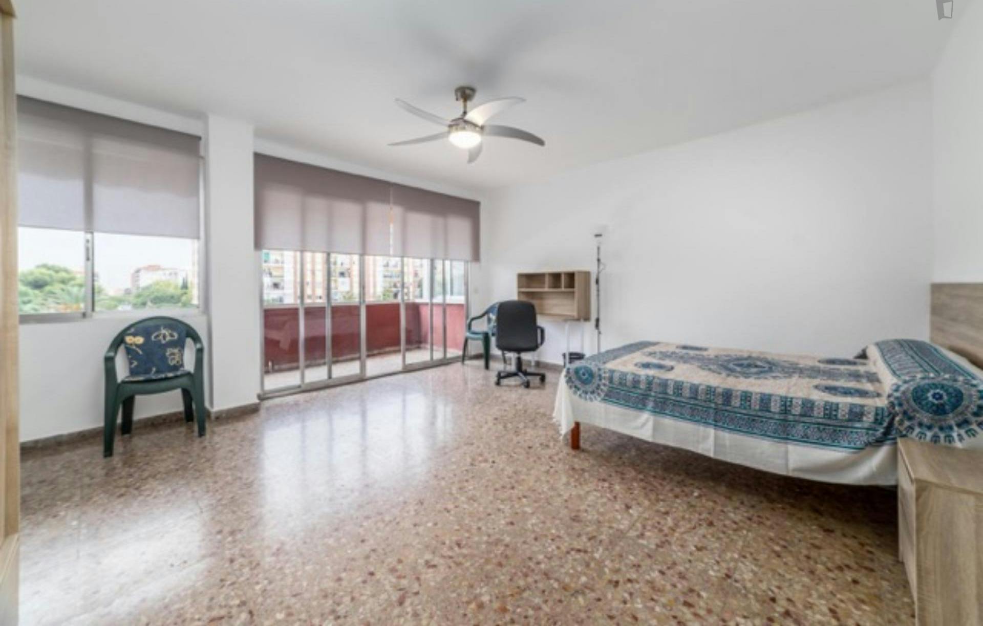 Cool double bedroom with a balcony not far from San Vicente Mártir Catholic University of Valencia