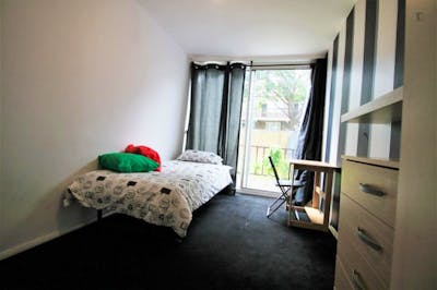 Great single bedroom in 5-bedroom flat close to Poplar Dlr station   - Gallery -  1