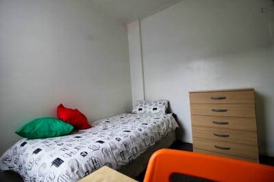 Cosy single bedroom in 4-bedroom flat near DLR Station  - Gallery -  1