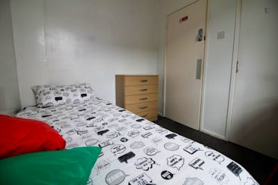 Cosy single bedroom in 4-bedroom flat near DLR Station  - Gallery -  2
