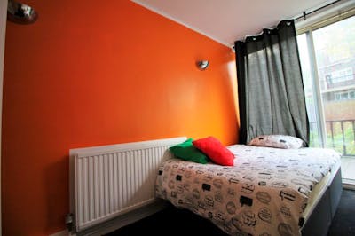 Single bedroom in 5-bedroom flat close to Poplar Dlr station   - Gallery -  2