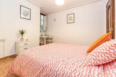 Friendly double bedroom in a 5-bedroom apartment, in proximity to Universidad Católica de Valencia  - Gallery -  1