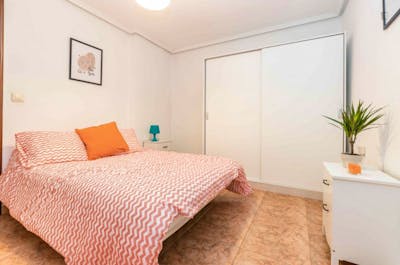Friendly double bedroom in a 5-bedroom apartment, in proximity to Universidad Católica de Valencia  - Gallery -  3