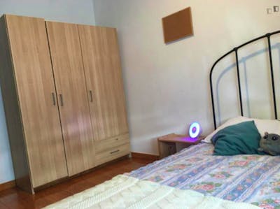 Double bedroom in a 3-bedroom apartment in Caparica