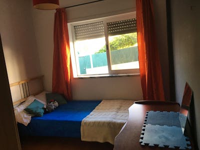 Single bedroom in a 3-bedroom apartment in Caparica