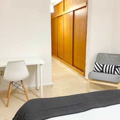 Double ensuite bedroom in a 3-bedroom apartment near Castell de la Santa Bàrbara