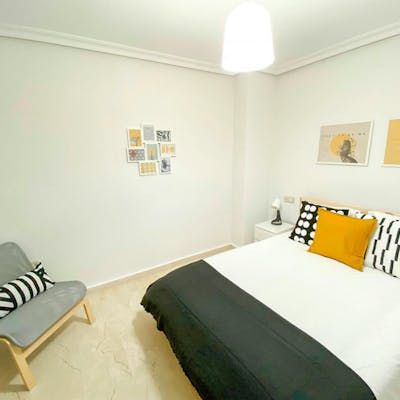 Double ensuite bedroom in a 3-bedroom apartment near Castell de la Santa Bàrbara