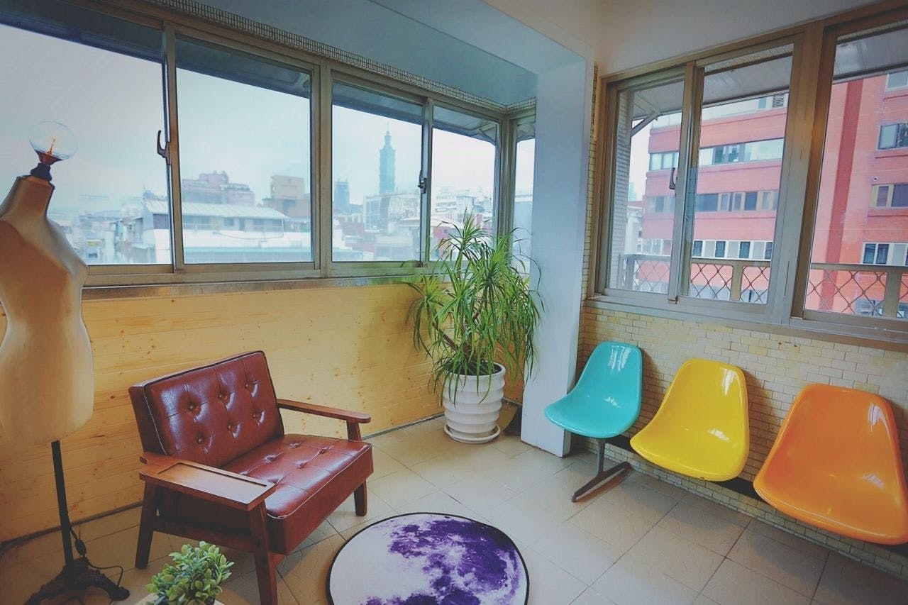 Colorful Vintage Style Apt. w/ Workspace + Rooftop Deck